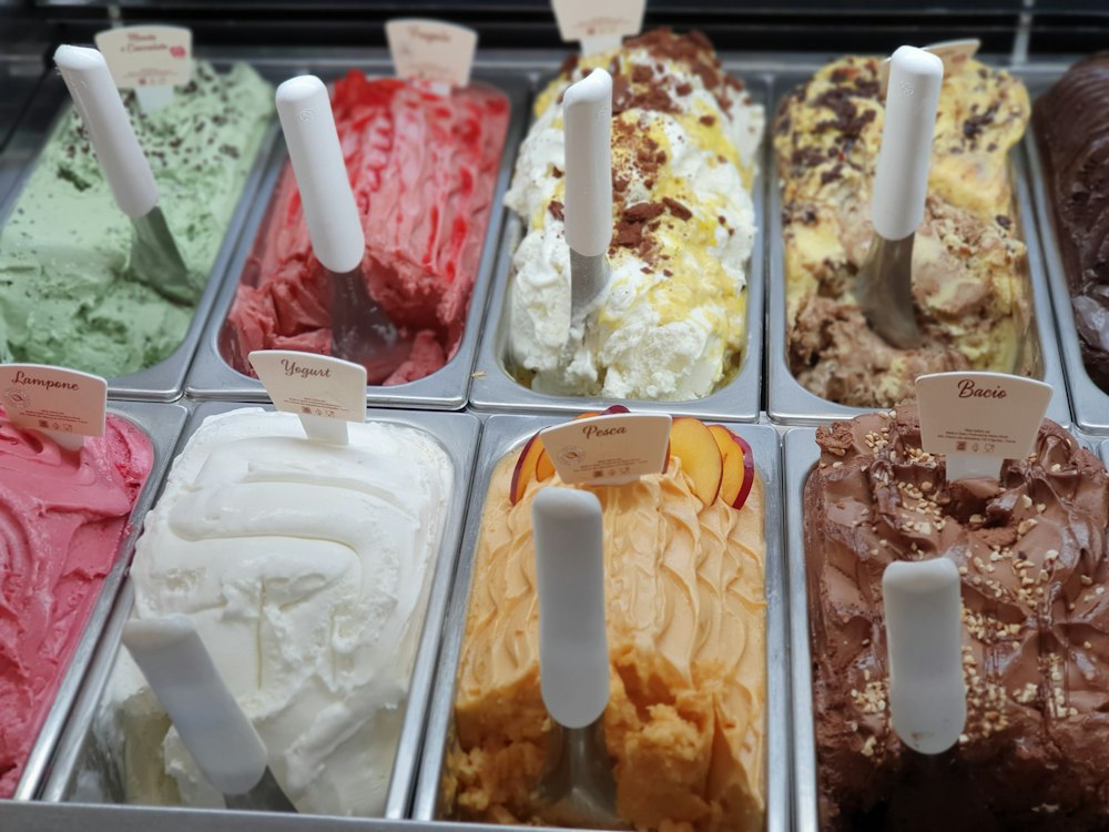 Conos de helado artesanal italiano de diferentes sabores